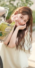 一看就很舒心的阳光灿烂美少女街拍写真手机壁纸图片