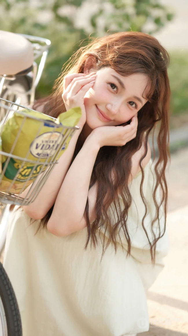 一看就很舒心的阳光灿烂美少女街拍写真手机壁纸图片