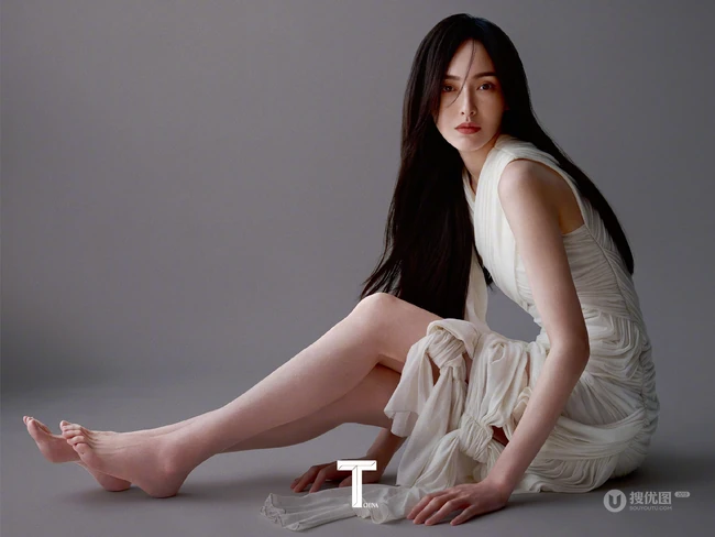 唐嫣迎风而立街头与红色古典老爷车合照写真登封图集