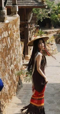 杨颖超美民族风穿搭旅拍写真，感受布朗少数民族服饰之美