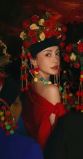 杨颖超美民族风穿搭旅拍写真，感受布朗少数民族服饰之美
