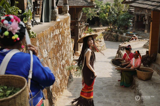 杨颖超美民族风穿搭旅拍写真，感受布朗少数民族服饰之美