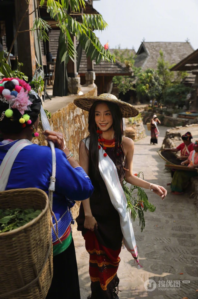 杨颖超美民族风穿搭旅拍写真，感受布朗少数民族服饰之美