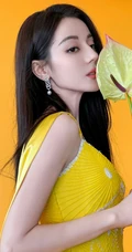 迪丽热巴超气质黄色V领长裙穿搭尽显匀称身形线条写真套图