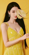 迪丽热巴超气质黄色V领长裙穿搭尽显匀称身形线条写真套图