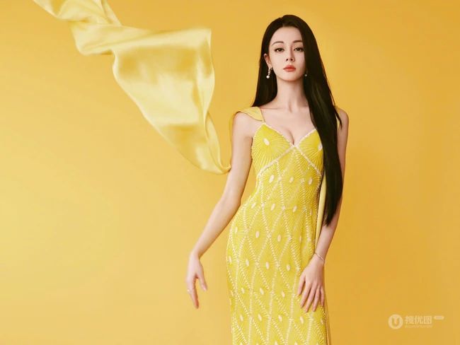 迪丽热巴超气质黄色V领长裙穿搭尽显匀称身形线条写真套图