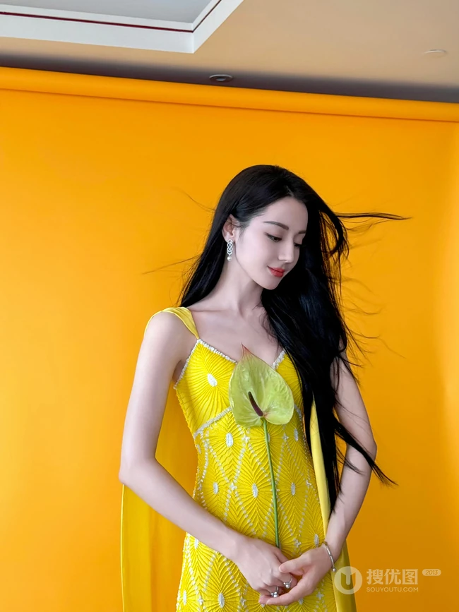 迪丽热巴超气质黄色V领长裙穿搭尽显匀称身形线条写真套图