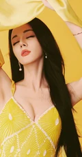 迪丽热巴超气质黄色V领长裙穿搭尽显匀称身形线条写真套图