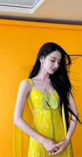 迪丽热巴超气质黄色V领长裙穿搭尽显匀称身形线条写真套图