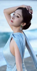 杨幂优雅动人礼服穿搭海边礁石区超美写真图集
