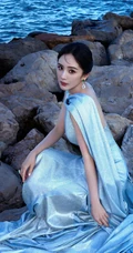 杨幂优雅动人礼服穿搭海边礁石区超美写真图集