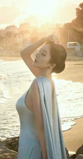 杨幂优雅动人礼服穿搭海边礁石区超美写真图集