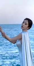 杨幂优雅动人礼服穿搭海边礁石区超美写真图集