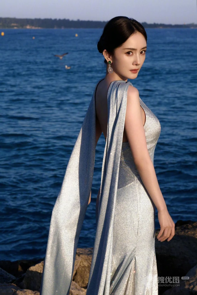 杨幂优雅动人礼服穿搭海边礁石区超美写真图集
