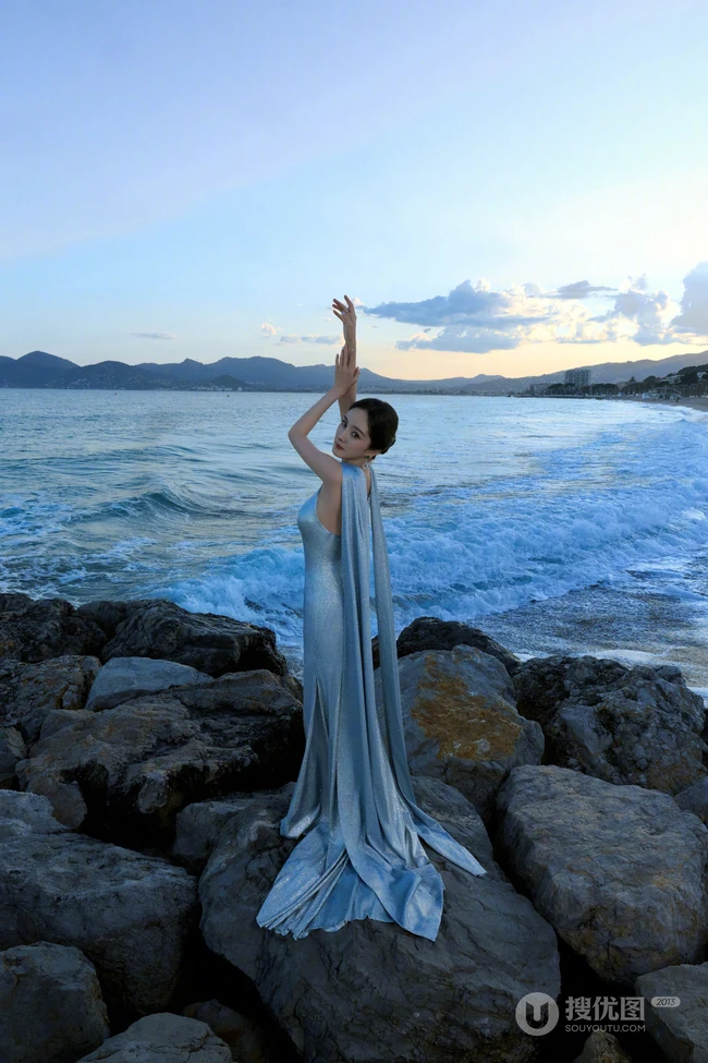 杨幂优雅动人礼服穿搭海边礁石区超美写真图集