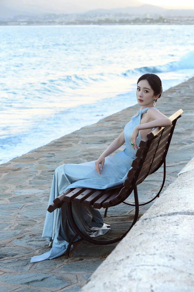 杨幂优雅动人礼服穿搭海边礁石区超美写真图集