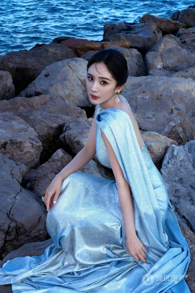 杨幂优雅动人礼服穿搭海边礁石区超美写真图集
