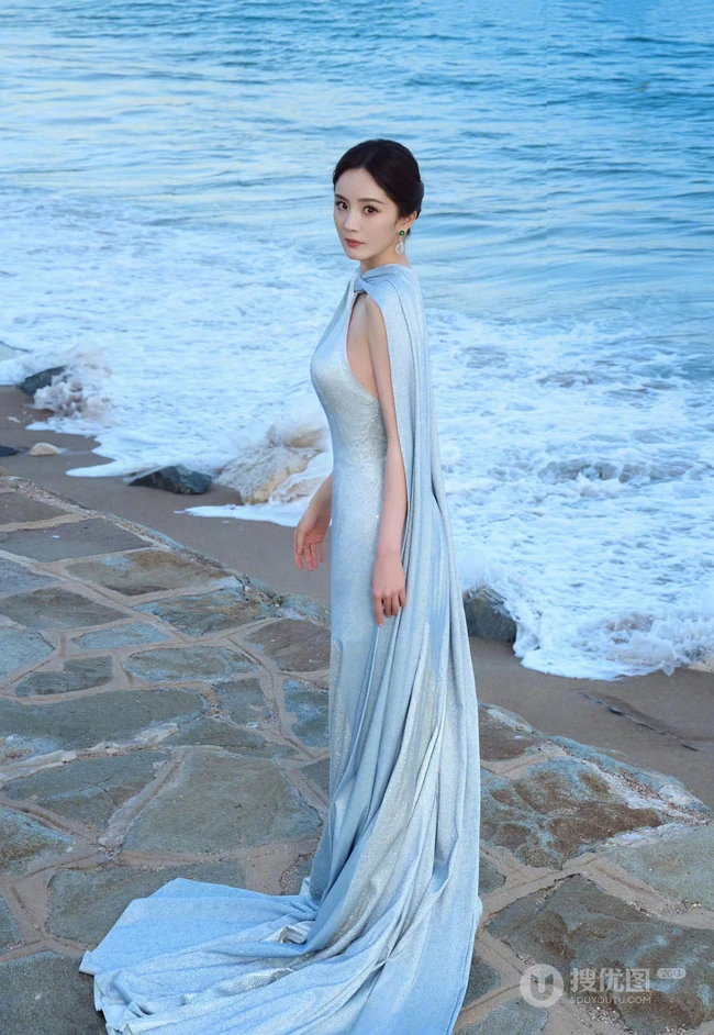 杨幂优雅动人礼服穿搭海边礁石区超美写真图集