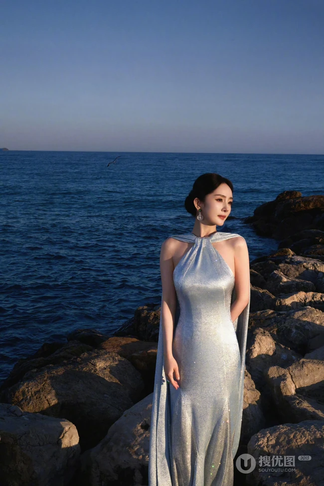 杨幂优雅动人礼服穿搭海边礁石区超美写真图集
