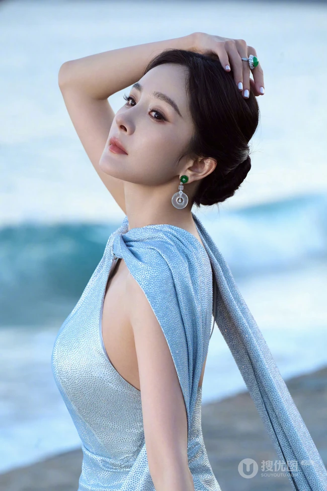 杨幂优雅动人礼服穿搭海边礁石区超美写真图集