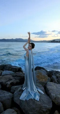 杨幂优雅动人礼服穿搭海边礁石区超美写真图集