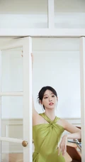 祝绪丹温柔优雅交织脖带长裙礼服超好看写真花絮图片