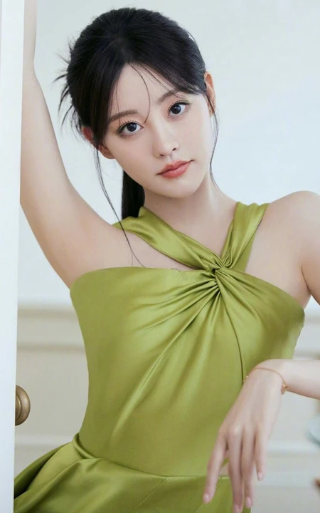 祝绪丹温柔优雅交织脖带长裙礼服超好看写真花絮图片