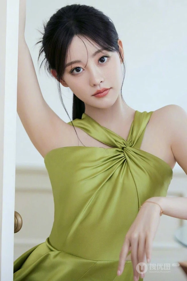 祝绪丹温柔优雅交织脖带长裙礼服超好看写真花絮图片