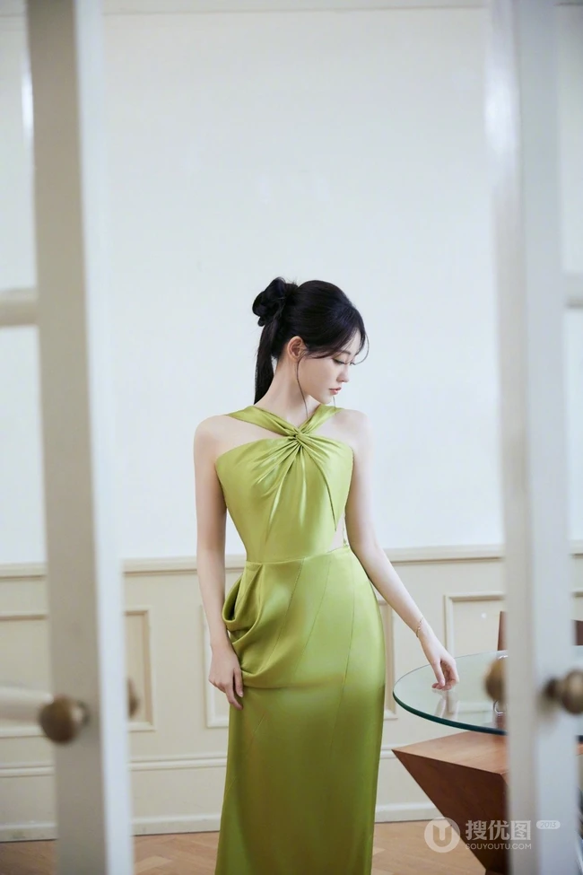 祝绪丹温柔优雅交织脖带长裙礼服超好看写真花絮图片
