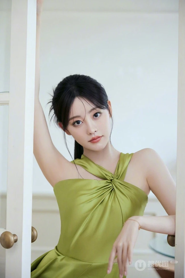 祝绪丹温柔优雅交织脖带长裙礼服超好看写真花絮图片