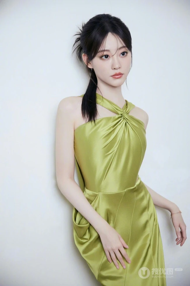 祝绪丹温柔优雅交织脖带长裙礼服超好看写真花絮图片
