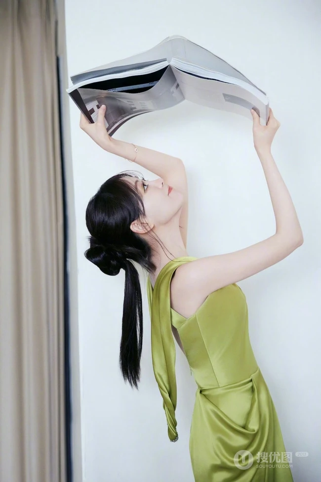 祝绪丹温柔优雅交织脖带长裙礼服超好看写真花絮图片