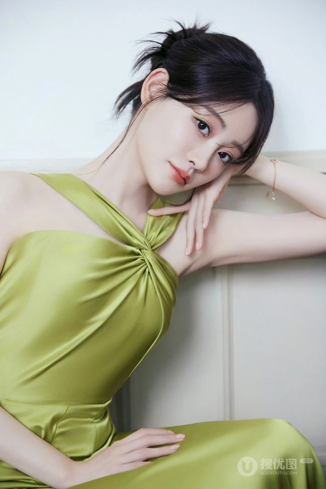 祝绪丹温柔优雅交织脖带长裙礼服超好看写真花絮图片