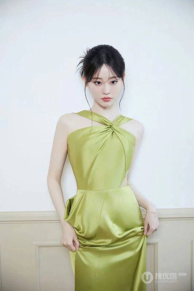 祝绪丹温柔优雅交织脖带长裙礼服超好看写真花絮图片