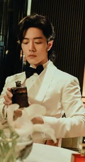 肖战化身翩翩公子，多套西服穿搭，手拿香水，氛围感满满复古写真图集