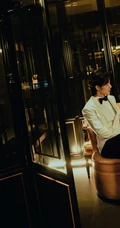 肖战化身翩翩公子，多套西服穿搭，手拿香水，氛围感满满复古写真图集