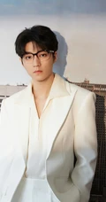 斯文帅哥，王俊凯眼镜，墨镜，加白色西服，风度翩翩帅气写真照