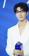 斯文帅哥，王俊凯眼镜，墨镜，加白色西服，风度翩翩帅气写真照