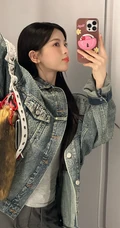 杨超越一袭帅气牛仔可爱自拍照图片