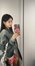 杨超越一袭帅气牛仔可爱自拍照图片