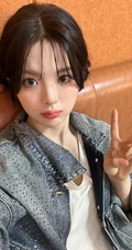 杨超越一袭帅气牛仔可爱自拍照图片