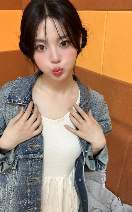杨超越一袭帅气牛仔可爱自拍照图片