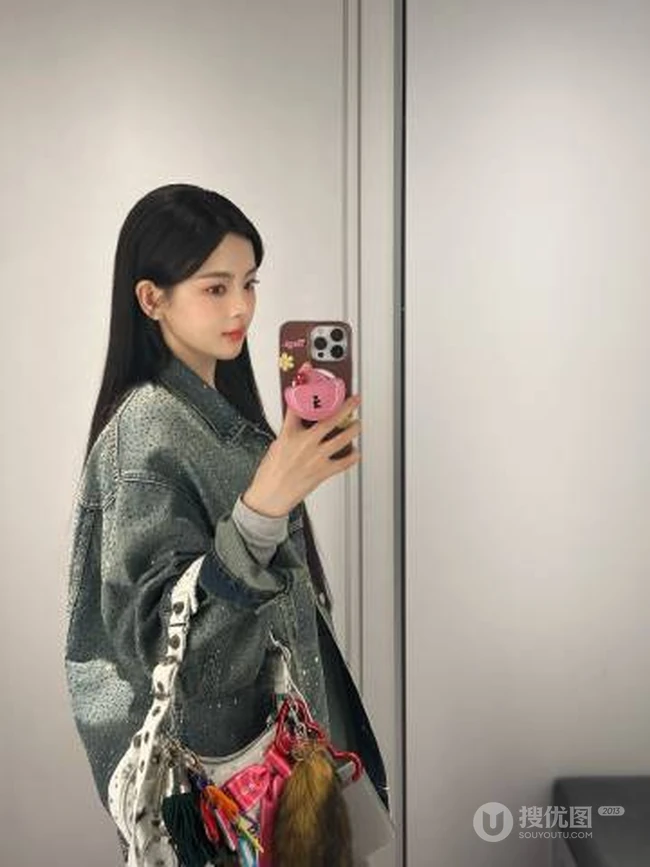 杨超越一袭帅气牛仔可爱自拍照图片
