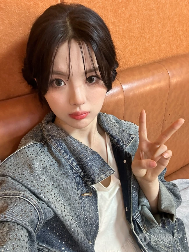 杨超越一袭帅气牛仔可爱自拍照图片
