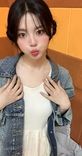 杨超越一袭帅气牛仔可爱自拍照图片