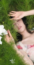 印花衫的魅力，气质女生户外写真花絮美照