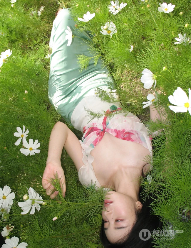 印花衫的魅力，气质女生户外写真花絮美照