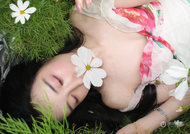 印花衫的魅力，气质女生户外写真花絮美照