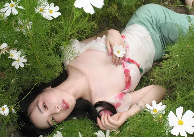 印花衫的魅力，气质女生户外写真花絮美照