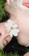 印花衫的魅力，气质女生户外写真花絮美照